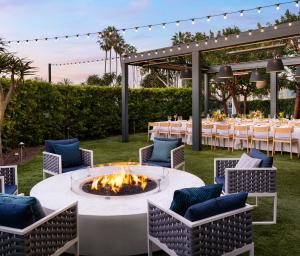 Image of MAYOR'S TABLE TRELLIS 